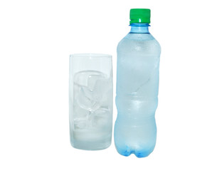 Naklejka premium Bottle with cold water and an ice in a glass