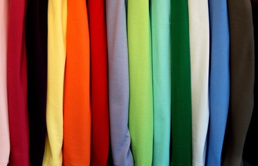 Bunte shirts in vielen Farben