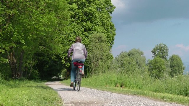 Rentner oder Seniorin beim Radfahren