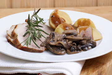 Schweinebraten mit Kartoffeln und Pilzen