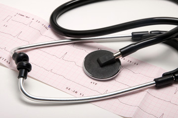 Wydruk EKG z przychodni zdrowia i stetoskop