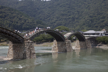 Fototapeta na wymiar Kintaikyo drewnianych mostów łukowych