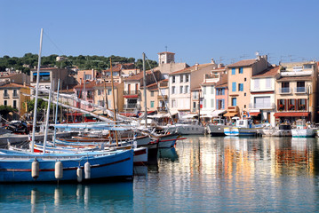 Fototapeta na wymiar Port w Cassis w Bouches du Rhône we Francji