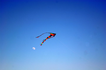 Cerf-volant et lune / kite and moon +