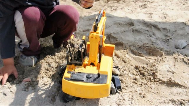 Kind spielt im Sand