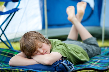 kleiner junge schäft auf dem campingplatz