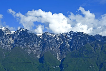 Fototapeta na wymiar Berge mit Wolken