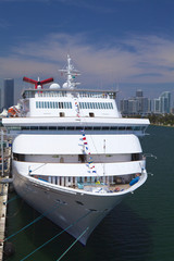 Naklejka premium nave da crociera nel porto di miami