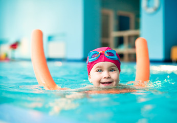 Child in a swimming pool - obrazy, fototapety, plakaty