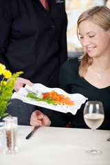 frischer lachs im restaurant