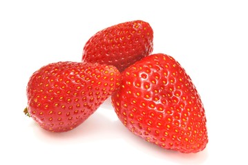 Fragole su sfondo bianco