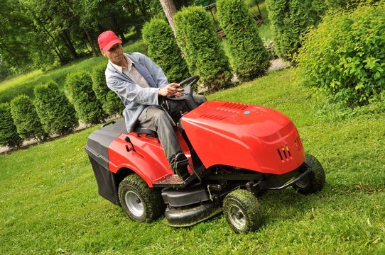 jardinier avec tondeuse