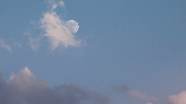 Mond und ziehende Wolken