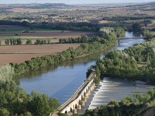 Puente románico en el río Duero en Toro (Zamora)
