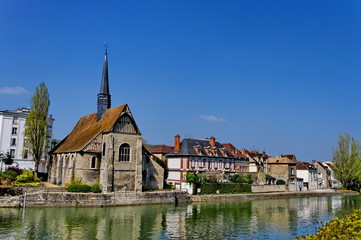 Fototapeta na wymiar Kościół na brzegu Yonne, Sens, Francja.