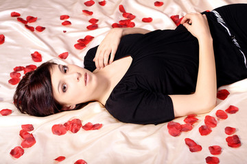 Obraz na płótnie Canvas Junge Frau im Bett liegend Porträt
