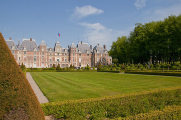 Fototapeta na wymiar Le parc du château d'Eu (76) et son jardin à la française (roser