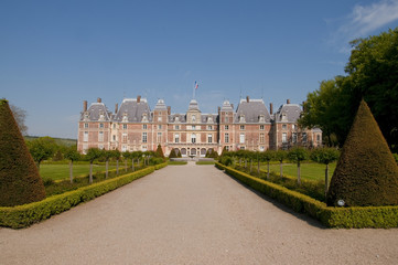 Fototapeta na wymiar Park Chateau d'Eu (76) i jej francuski ogród (roser