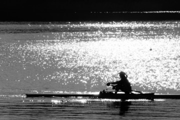 光の中のボート