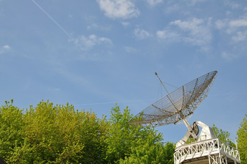 Antenne satellite et traces dans le ciel