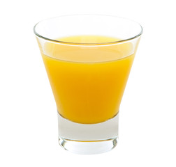Glas mit Orangensaft mit exaktem Beschneidungspfad