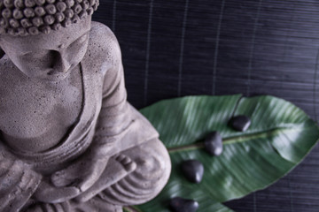 Buddha auf Bananenblatt und Massage Steine