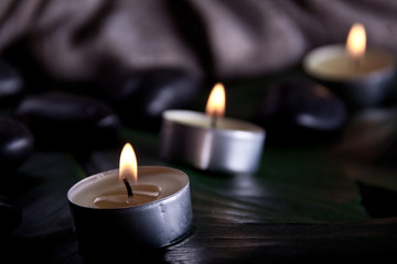 Obraz na płótnie Canvas Buddha auf Bananenblatt, Massage Steine und Kerzen