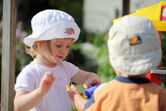 Kinder spielen