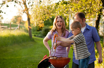 Familie beim Grillen im Garten