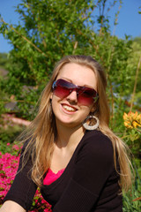 junge Frau mit Sonnenbrille