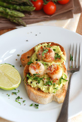 Toast with scallops, bacon and avocado