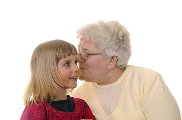Oma und Enkelin fluestern