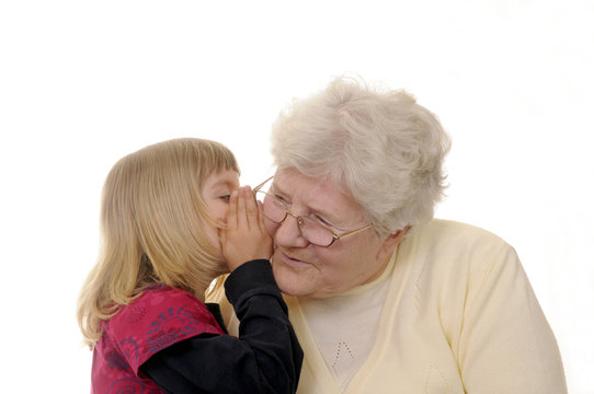 Oma und Enkelin fl&uuml;stern