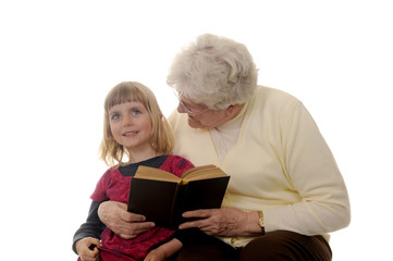 Oma und Enkelin lesen
