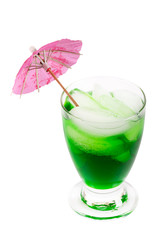 Grüner Fruchtsaft vor weißen Hintergrund