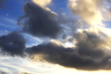 Sonne im Gewitterhimmel