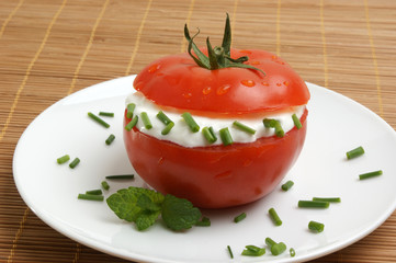 geteilte Tomate mit Frischkäse und Dill
