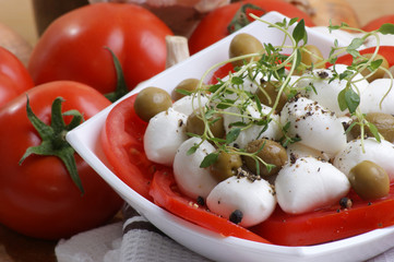 Mozzarella mit Tomaten als Salat
