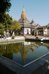 Fototapeta premium Ananda Tempel in Bagan, Spiegelung