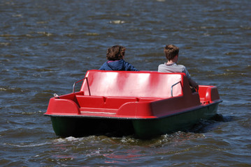 Mutter und Sohn im Tretboot