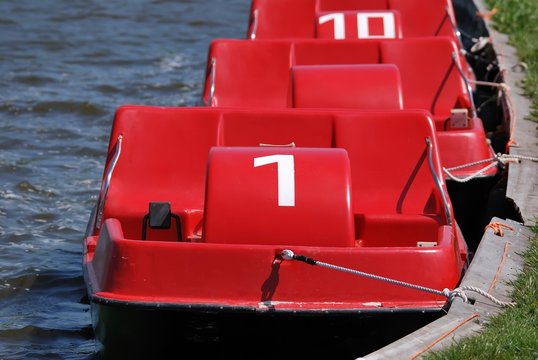Tretboote an einem Ufer