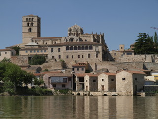 Catedral de Zamora desde el río Duero