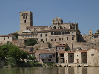 Fototapeta premium Catedral de Zamora desde el río Duero