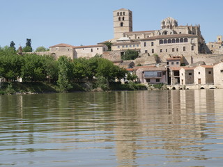 Fototapeta na wymiar Catedral de Zamora desde el río Duero