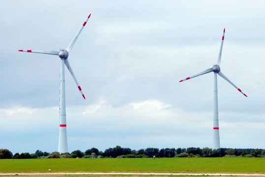 Zwei Windkraftanlagen an der Nordseeküste