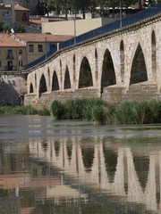 Fototapeta premium Puente de piedra en el río Duero en Zamora