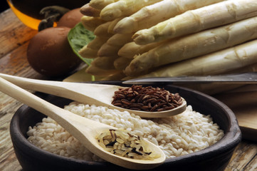 Varietà di risi con asparagi bianchi