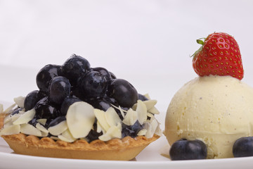 Blaubeertortletts mit Vanilleeis