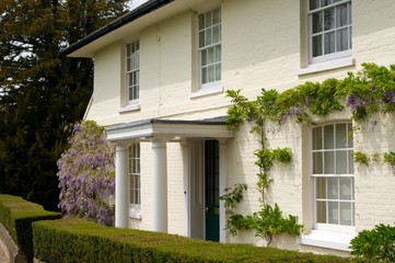Fototapeta na wymiar Duży wiktoriański dom na angielskiej wsi