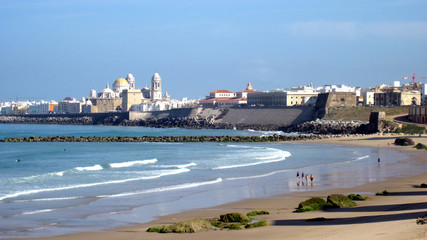 Catedral de Cádiz desde la playa de Santa María del Mar